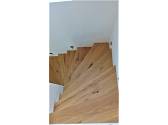 Pokládka podlahy a obložení schodiště z třívrstvé dřevěné podlahy